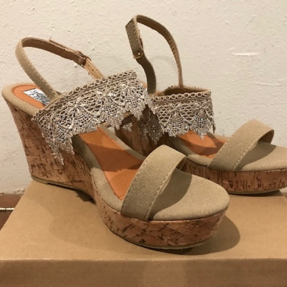 Beige wedge with Eyelet detail